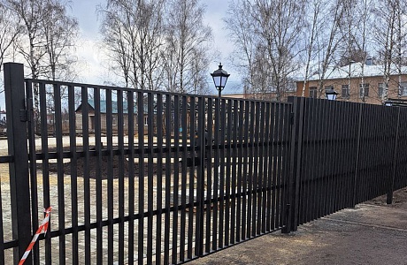 В Земетчино в сквере на улице Кирова установили ограждение В Земетчино в сквере на улице Кирова установили ограждение